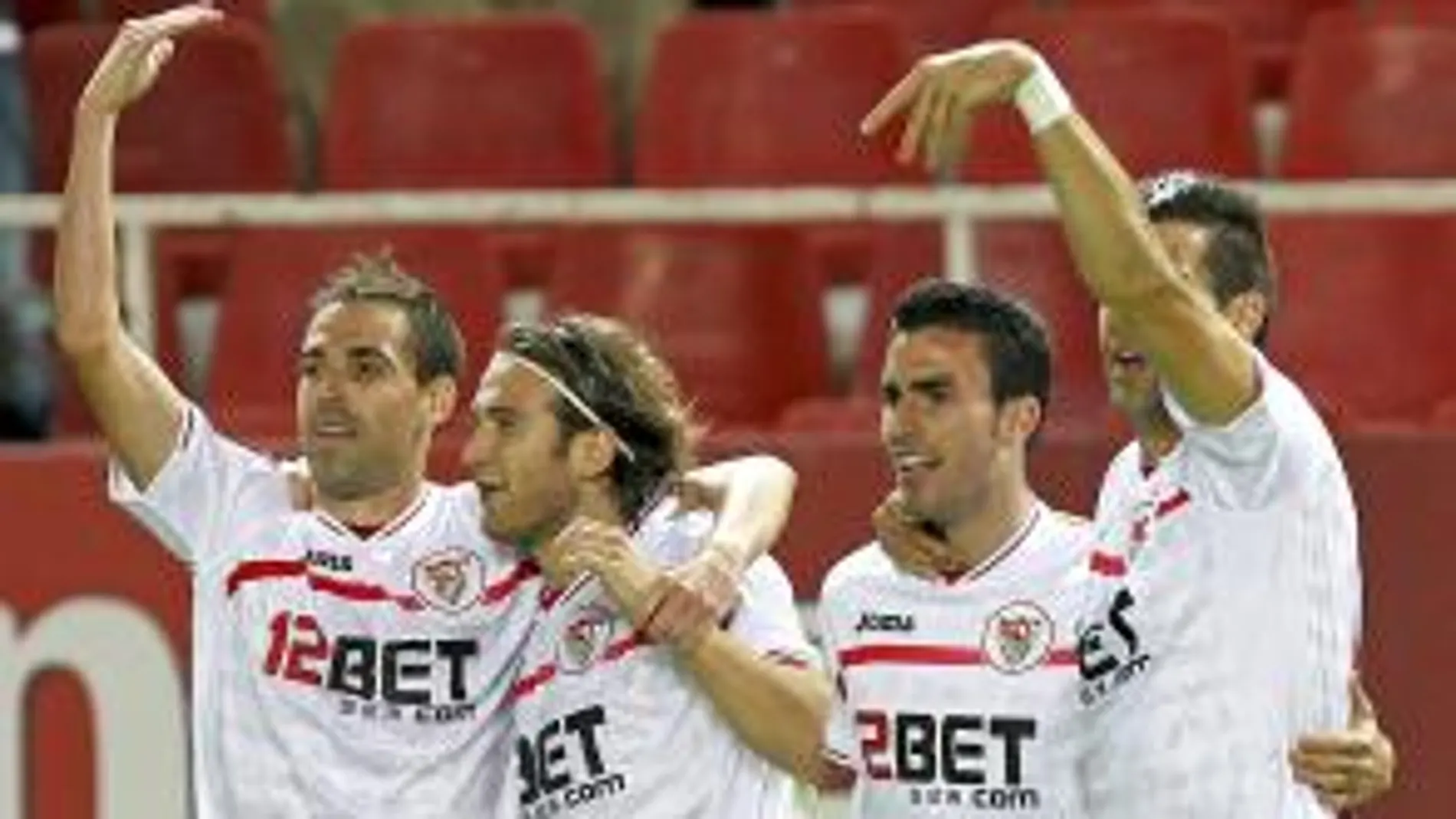 Los jugadores del Sevilla (i-d) Fernando Navarro, Diego Capel, Alejandro Alfaro y Álvaro Negredo celebran el segundo gol ante el Valencia