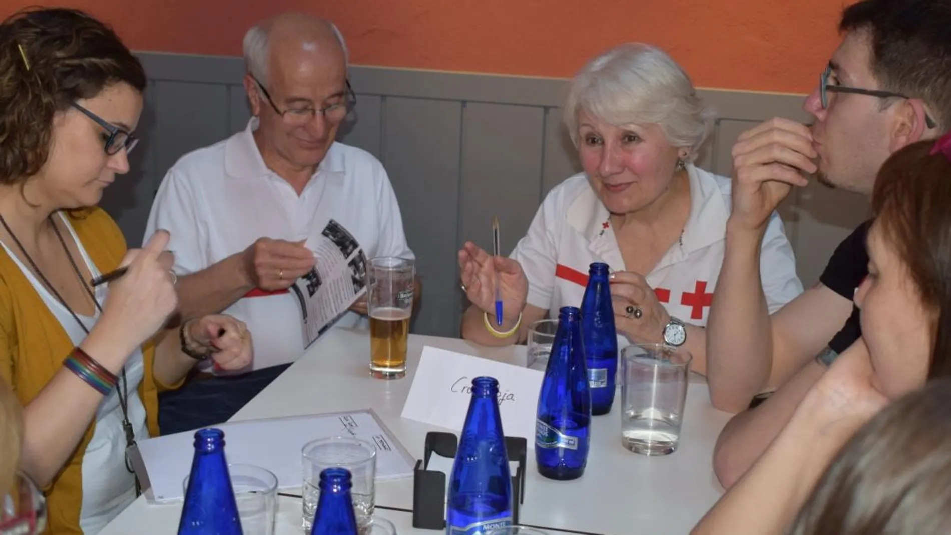 Participantes del encuentro de voluntarios que organizó recientemente la Plataforma Vallisoletana en una cafetería de la ciudad para intercambiar experiencias