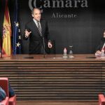 El presidente Camps, ayer, en la Cámara de Comercio de Alicante