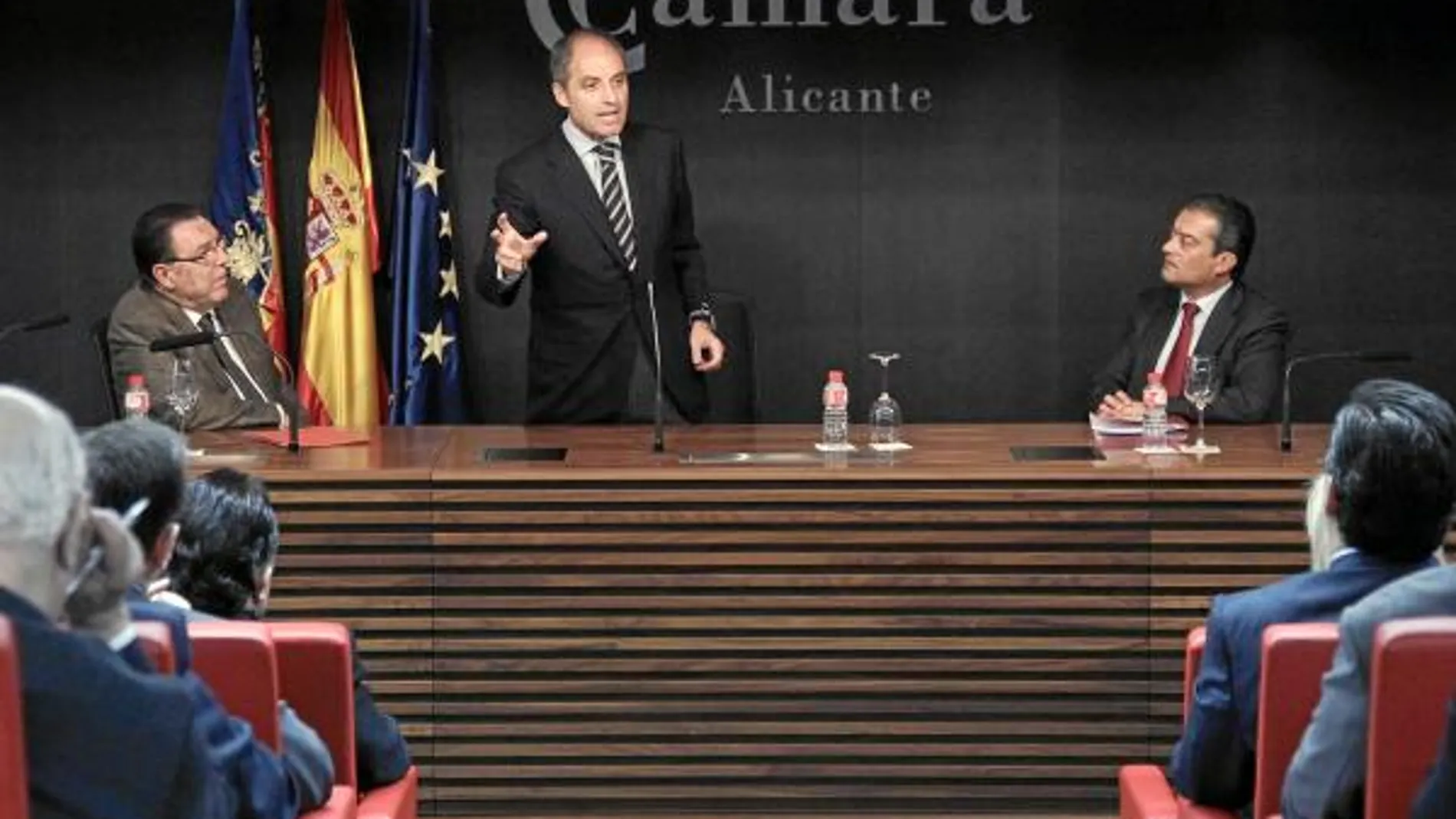 El presidente Camps, ayer, en la Cámara de Comercio de Alicante