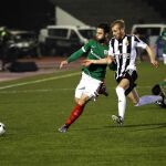 El defensa de la Real Balómpedica Linense Joe (d) disputa un balón con el delantero del Athletic Club de Bilbao Kike Sola (i)