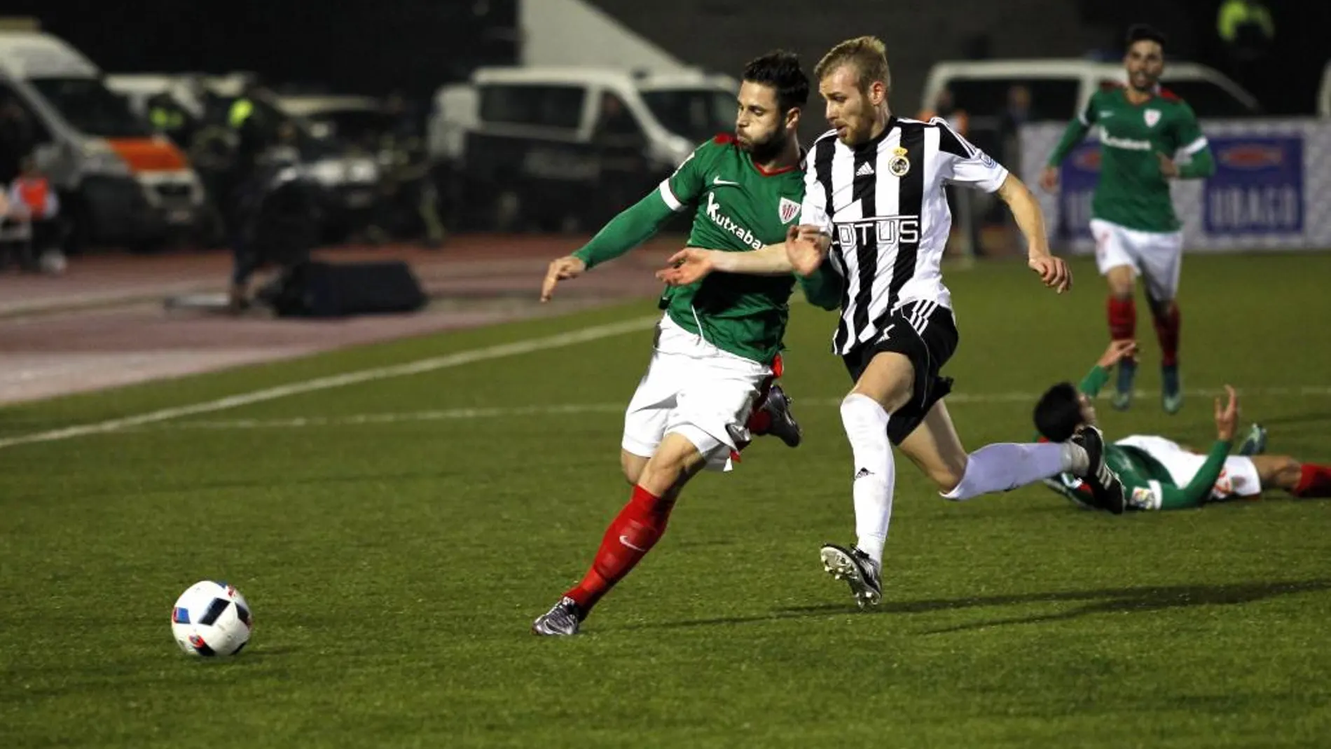 El defensa de la Real Balómpedica Linense Joe (d) disputa un balón con el delantero del Athletic Club de Bilbao Kike Sola (i)