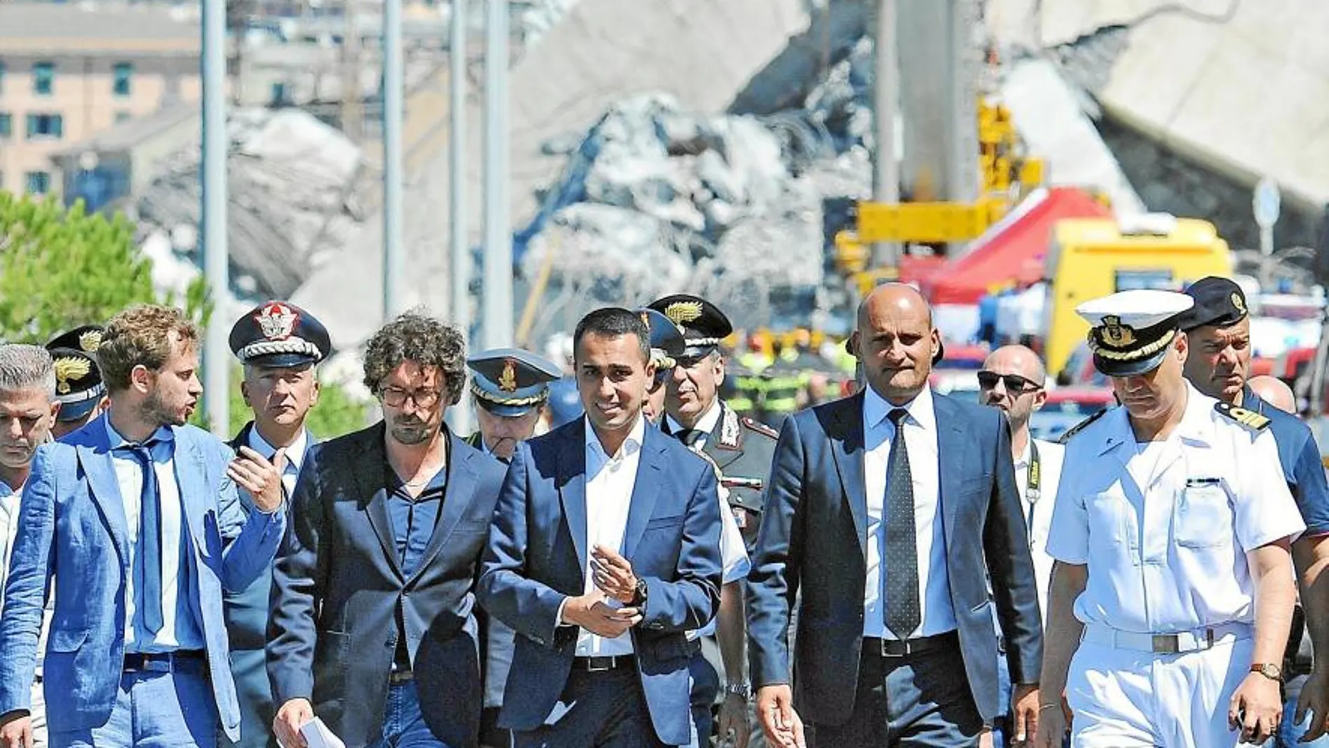 El viceprimer ministro, Luigi di Maio, y el titular de Transportes visitan ayer los restos del puente en Génova