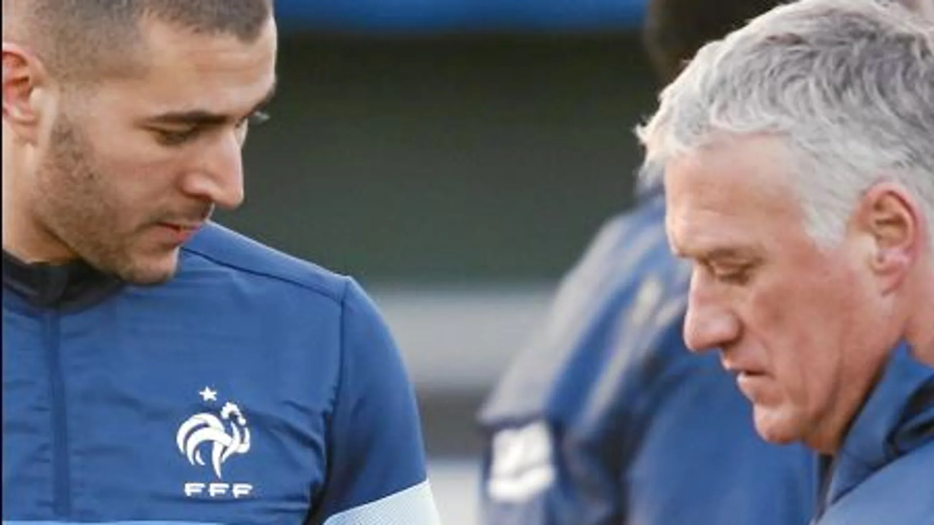 Benzema y Deschamps, en un entrenamiento de Francia