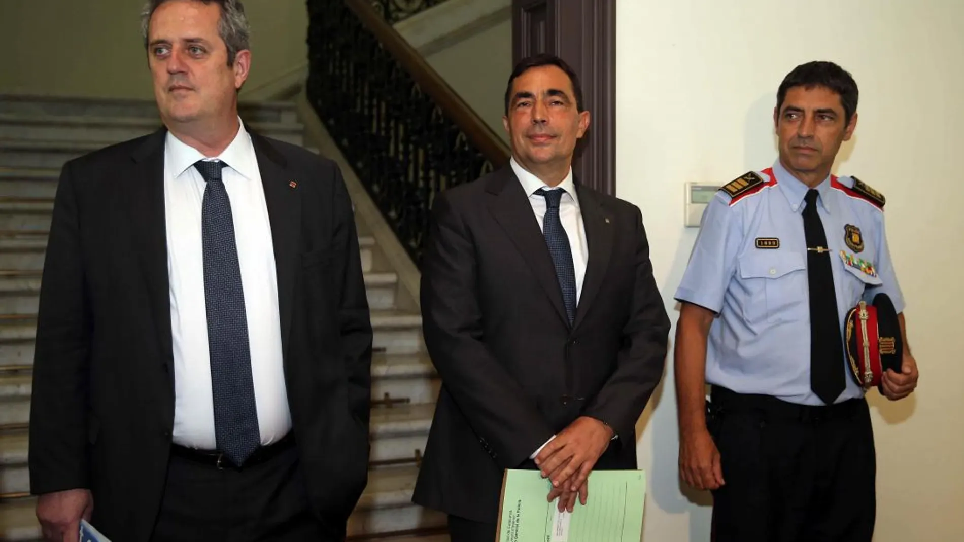 El ex conseller de Interior, Joaquim Forn (i), el ex director de los Mossos d'Esquadra, Pere Soler (c) y el ex Major de los Mossos d'Esquadra, Josep Lluís Trapero.