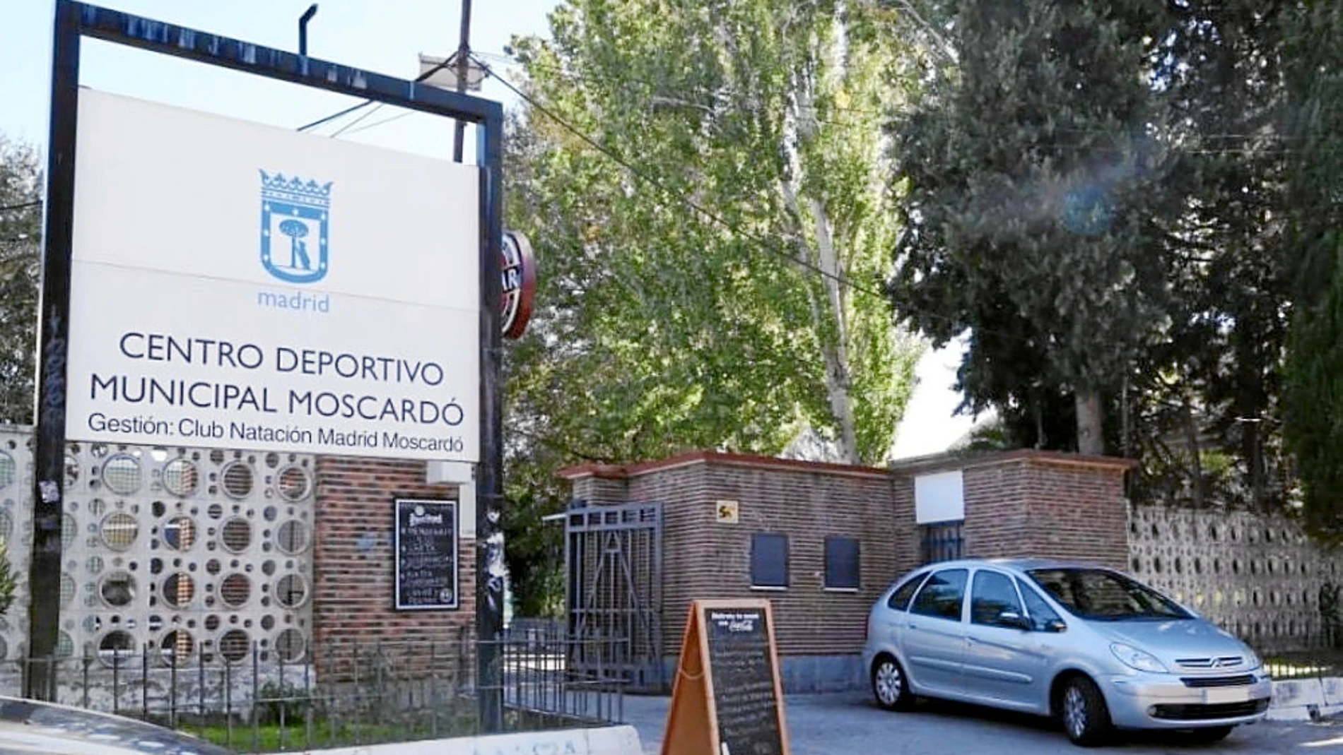 Dentro del barrio que cambiará de nombre se encuentra el centro deportivo municipal Moscardo, que presumiblemente también será modificado