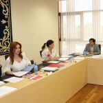 Silvia Clemente conversa con Ruiz Medrano antes del comienzo de la Junta de Portavoces, en presencia de Ana Sánchez, Carlos Chávez y José Francisco Martín