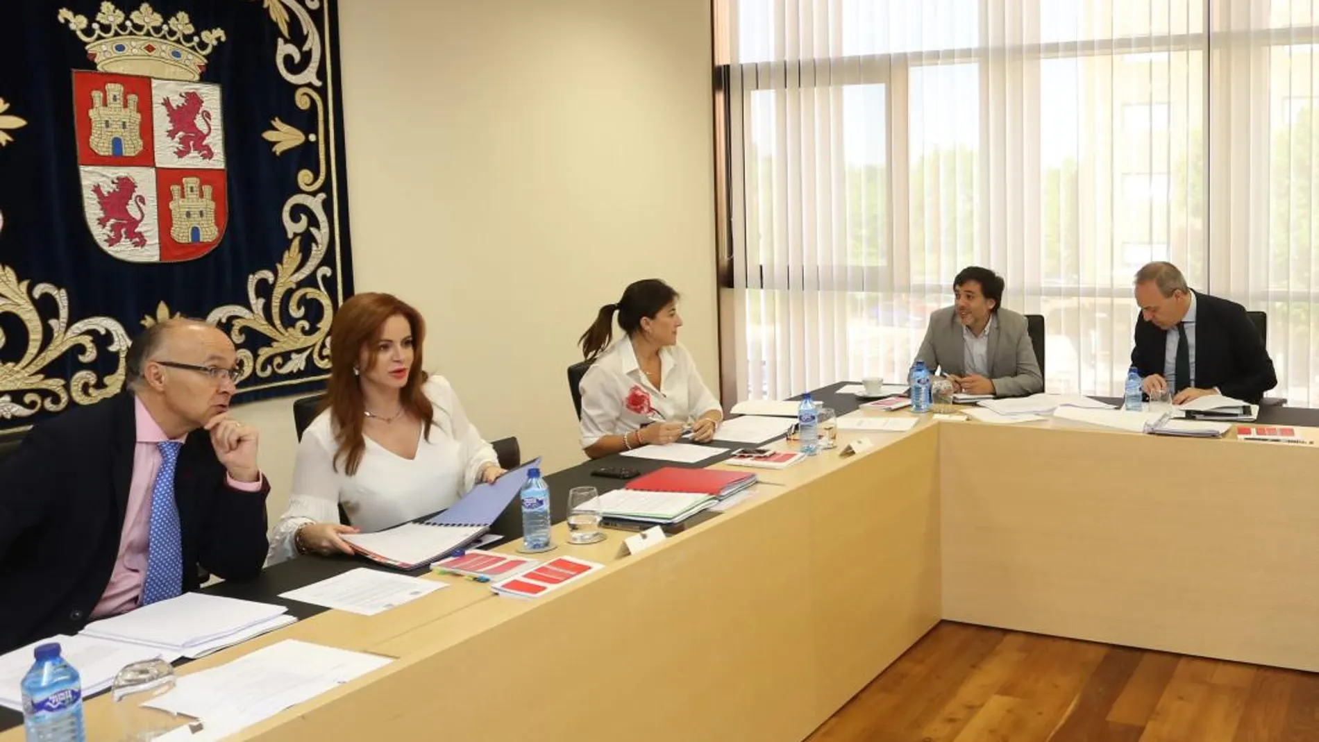 Silvia Clemente conversa con Ruiz Medrano antes del comienzo de la Junta de Portavoces, en presencia de Ana Sánchez, Carlos Chávez y José Francisco Martín