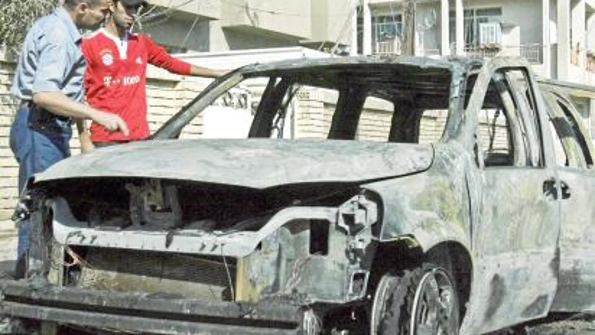 Uno de los atentados se llevó a cabo con un coche bomba, que explotó cerca de los domicilios de varios cristianos en el barrio de Karrada