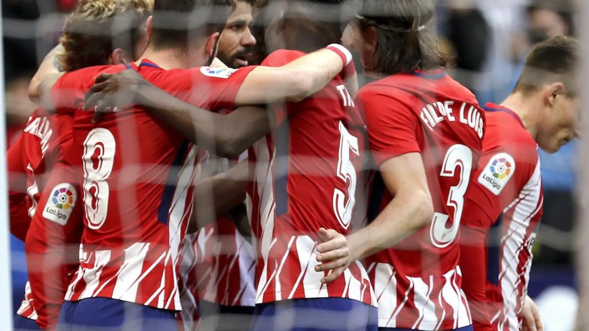 Diego Costa (c) celebra su gol junto a sus compañeros. EFE/Ballesteros