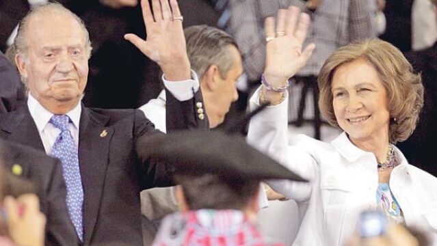 Don Juan Carlos y Doña Sofía saludan a los aficionados en la última final de la Copa del Rey en Mestalla