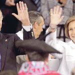 Don Juan Carlos y Doña Sofía saludan a los aficionados en la última final de la Copa del Rey en Mestalla