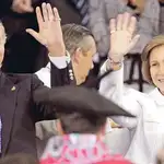 Don Juan Carlos y Doña Sofía saludan a los aficionados en la última final de la Copa del Rey en Mestalla