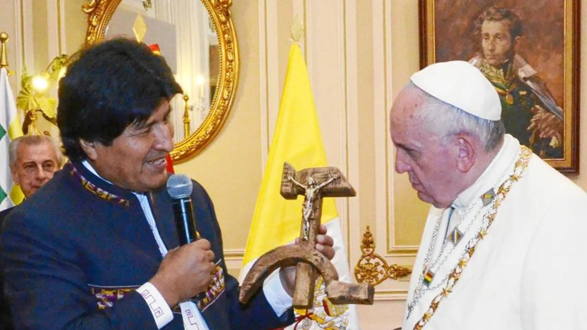 Al Papa Francisco no le molestó que Evo Morales le regalara tras su entrevista en el palacio presidencial de La Paz una hoz y un martillo tallados en madera con un crucifijo incorporado.
