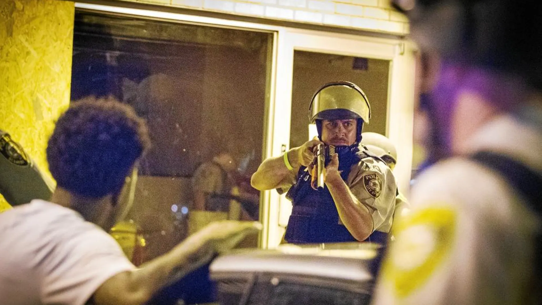Un agente detiene a un manifestante la pasada madrugada en Ferguson