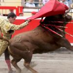 El diestro Julián López "El Juli"da un pase su segundo toro, durante la sexta corrida de abono de la Semana Grande de Bilbao