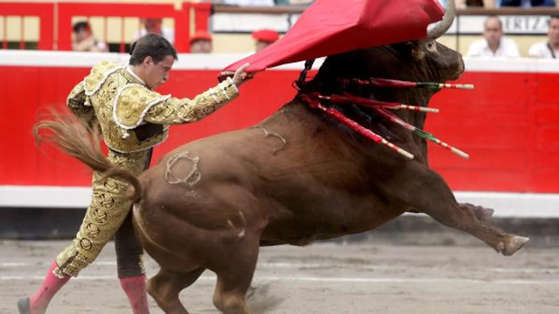 El diestro Julián López "El Juli"da un pase su segundo toro, durante la sexta corrida de abono de la Semana Grande de Bilbao