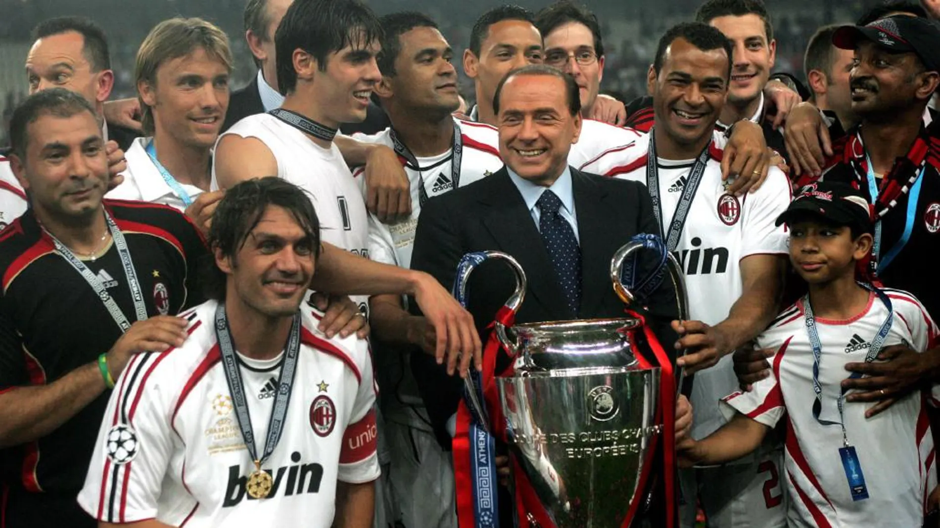 Silvio Berlusconi, presidente del AC Milán, sostiene junto a sus jugadores el trofeo de campeones el, 23 de mayo de 2007, tras vencer 2-1 al Liverpool en la final en la Liga de Campeones de la UEFA disputada en el estadio Olímpico de Atenas.