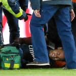 Neymar tuvo que abandonar el campo con lo que podría ser una grave lesión entre gestos de dolor