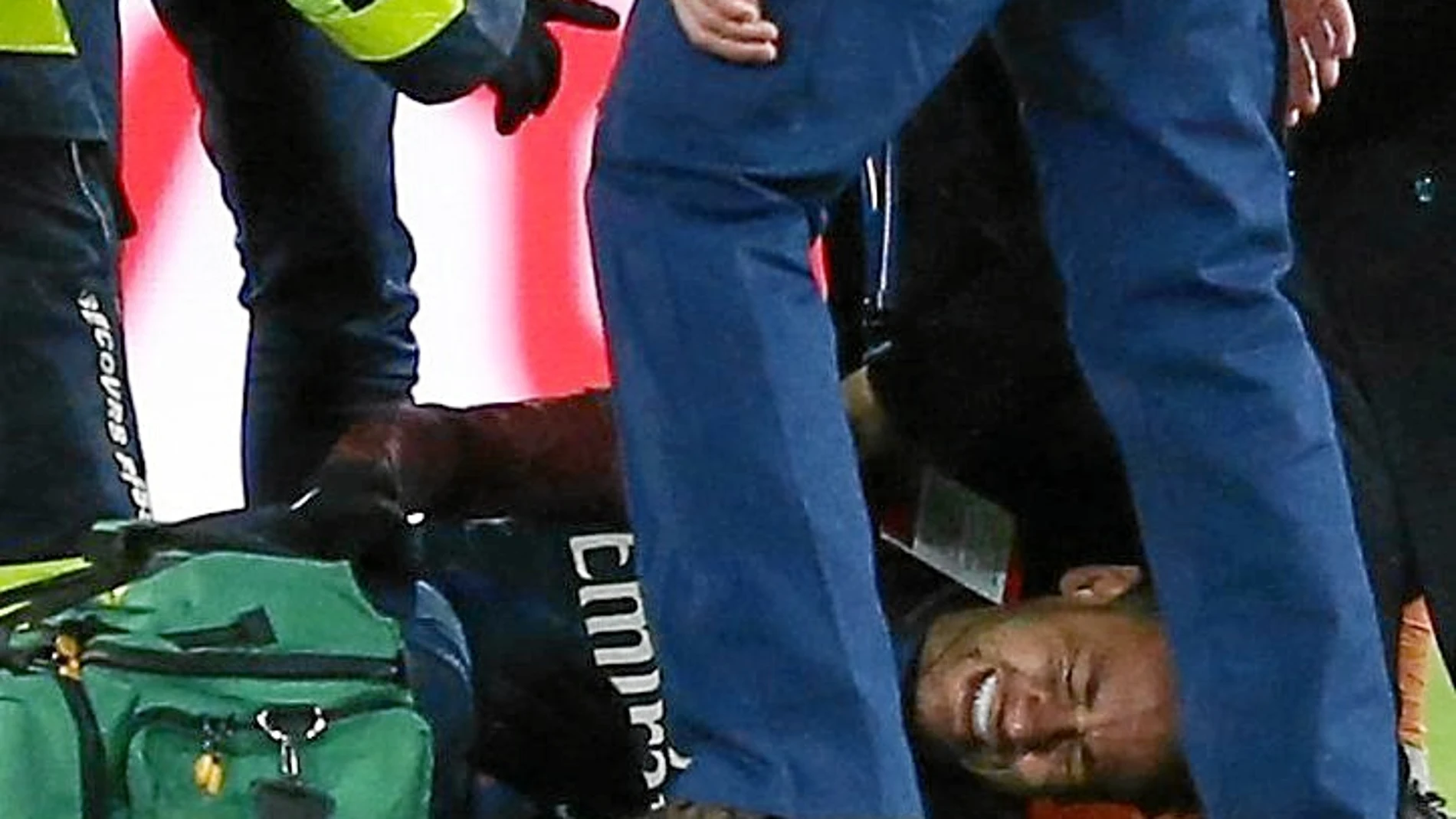 Neymar tuvo que abandonar el campo con lo que podría ser una grave lesión entre gestos de dolor