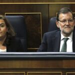 El presidente del Gobierno, Mariano Rajoy, y la vicepresidenta, Soraya Sáenz de Santamaría, hoy en el pleno del Congreso