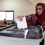 Una mujer acude a votar en Giza.