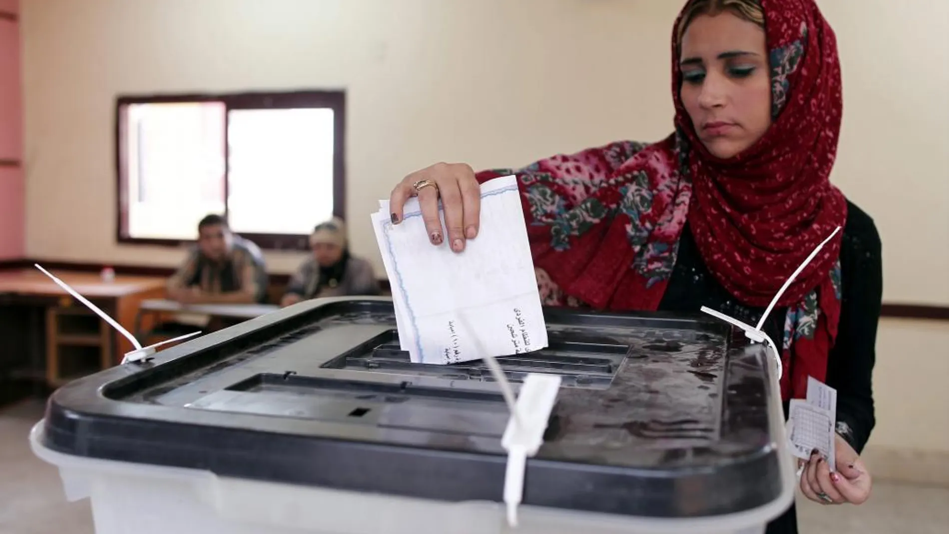 Una mujer acude a votar en Giza.