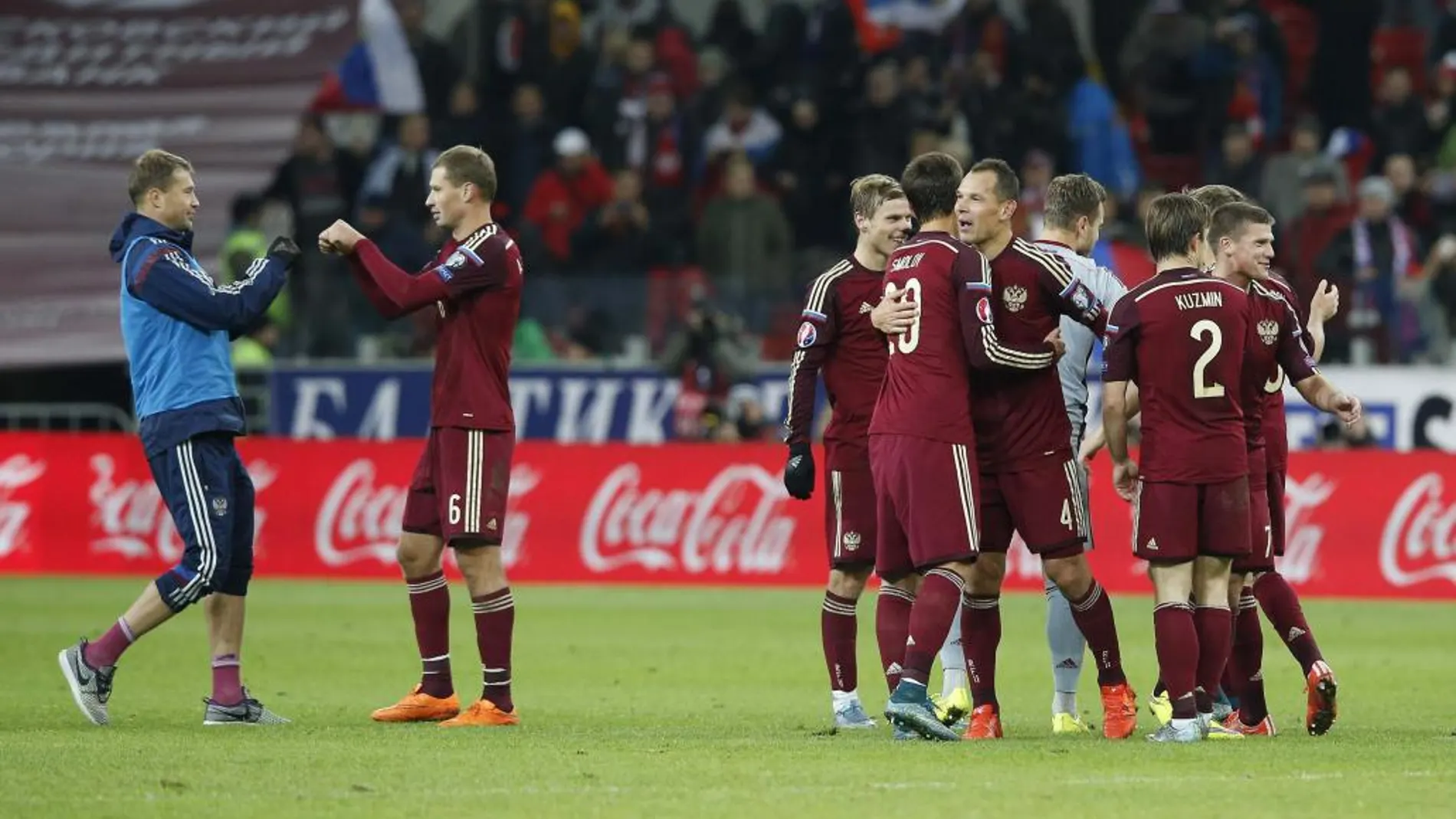 Los jugadores rusos celebran la victoria conseguida ante Montenegro
