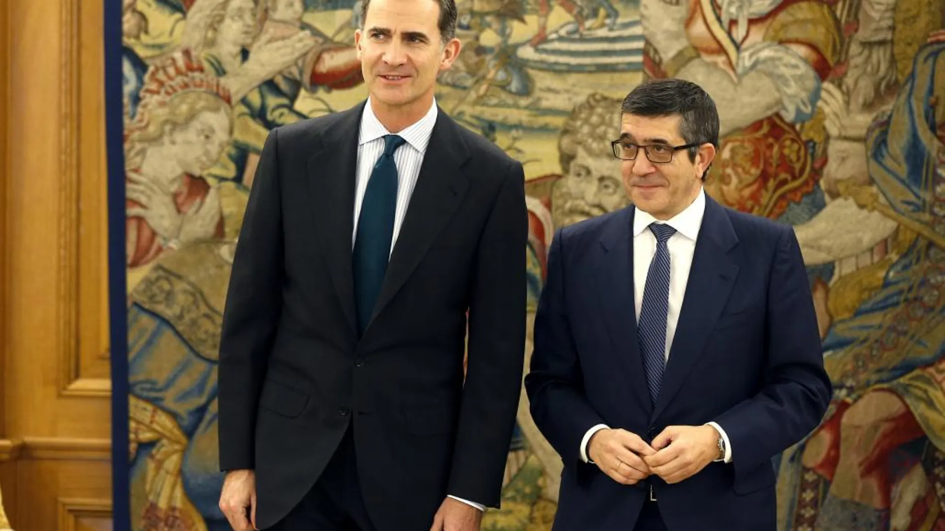 Felipe VI posa con el presidente del Congreso, Patxi López