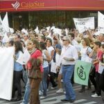 Trabajadores de Cajasur durante la manifestación impulsada por Aspromonte ayer en la capital cordobesa