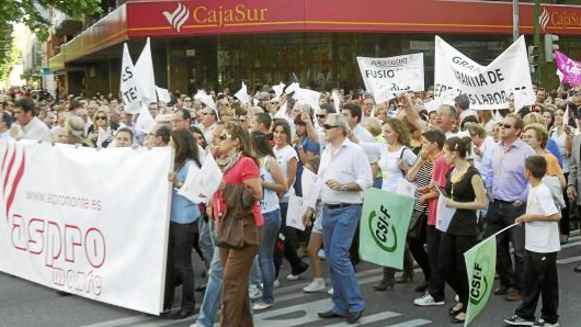 Trabajadores de Cajasur durante la manifestación impulsada por Aspromonte ayer en la capital cordobesa