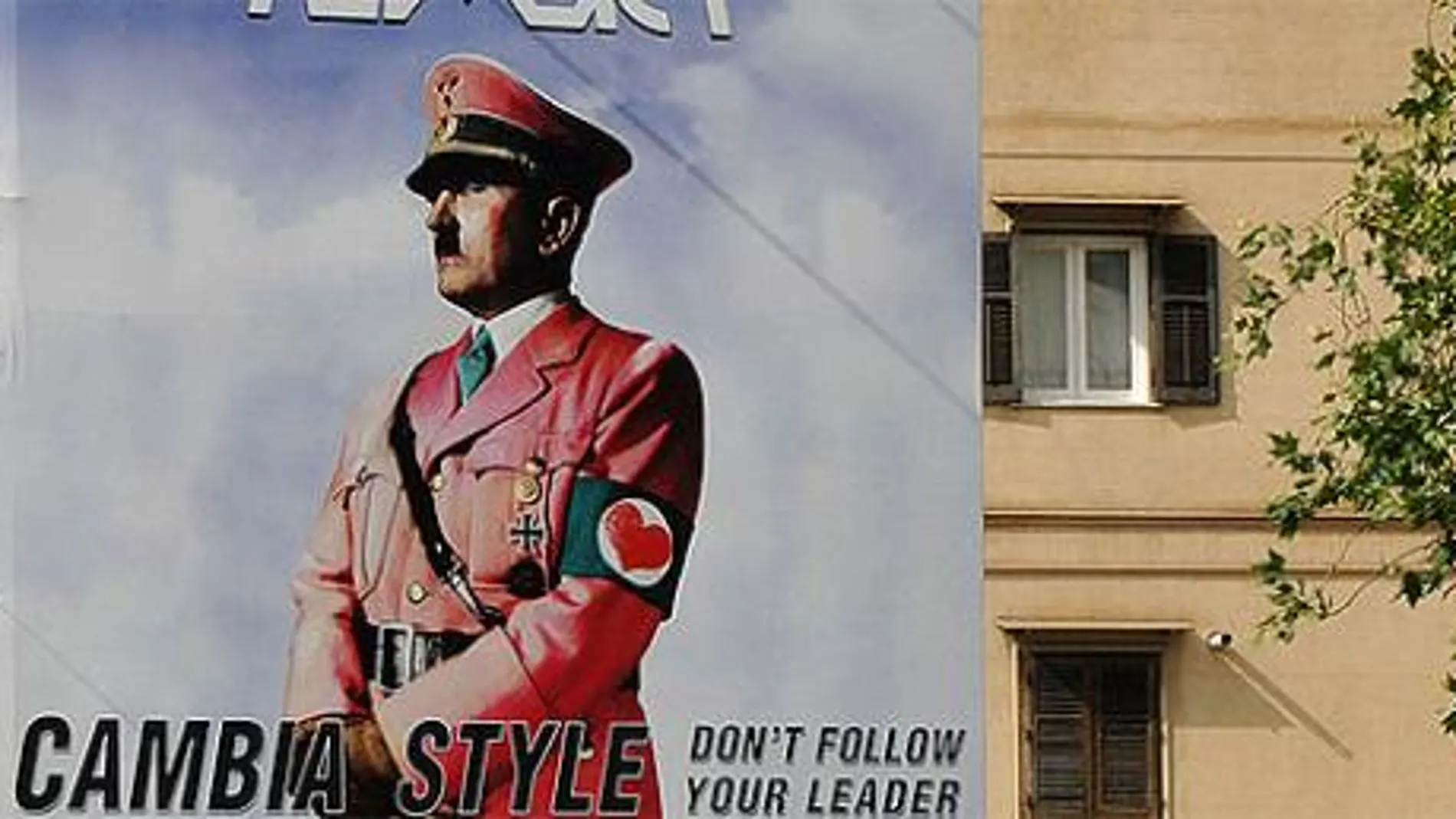Un anuncio de Hitler vestido de rosa indigna a Italia
