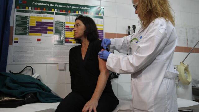 Una mujer administra una vacuna a una mujer