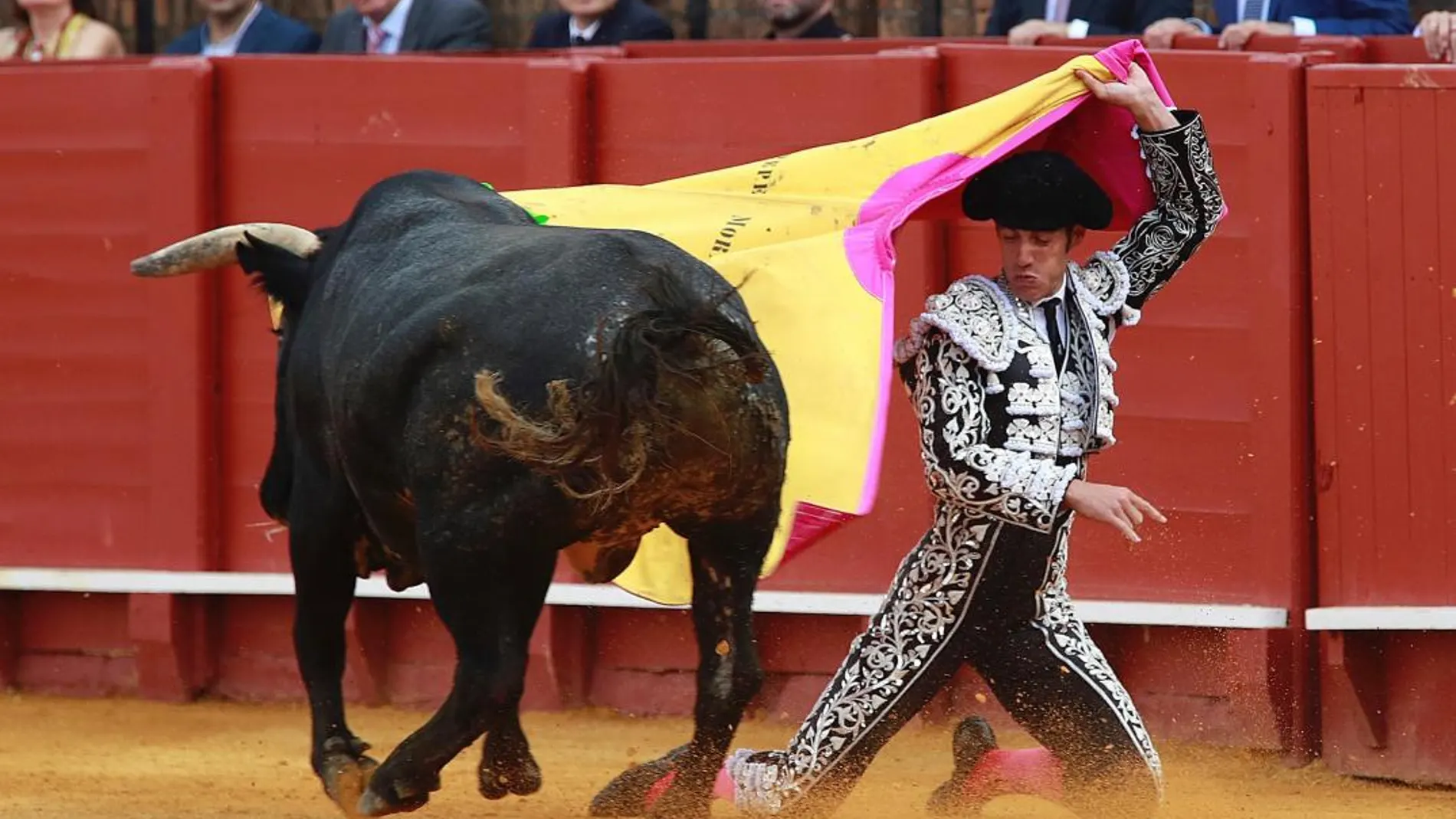 Pepe Moral ejecutando una suerte de rodillas con el capote, ayer, en Sevilla