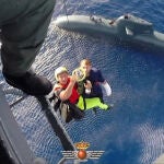Imagen de la evacuación del oficial accidentado italiano.