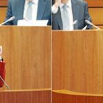 Los procuradores Cristina Ayala, del Partido Popular, y Fernando Benito, del PSOE, debaten en el Pleno