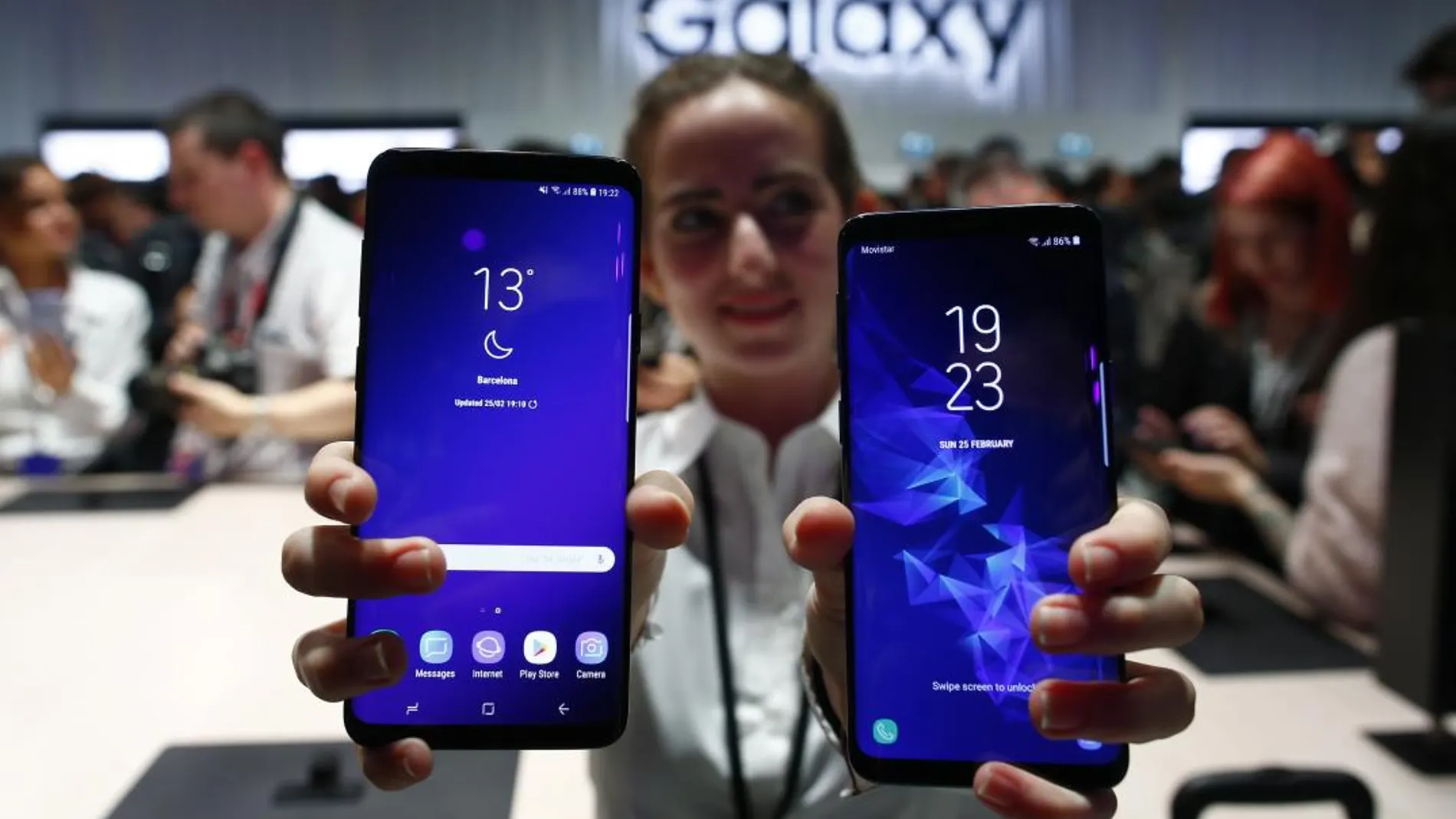 Una animadora muestra los nuevos Samsung S9 y Samsung S9+ durante la presentación mundial de nuevo teléfono de la compañía coreana que se celebra en el marco del Congreso Mundial de Móviles
