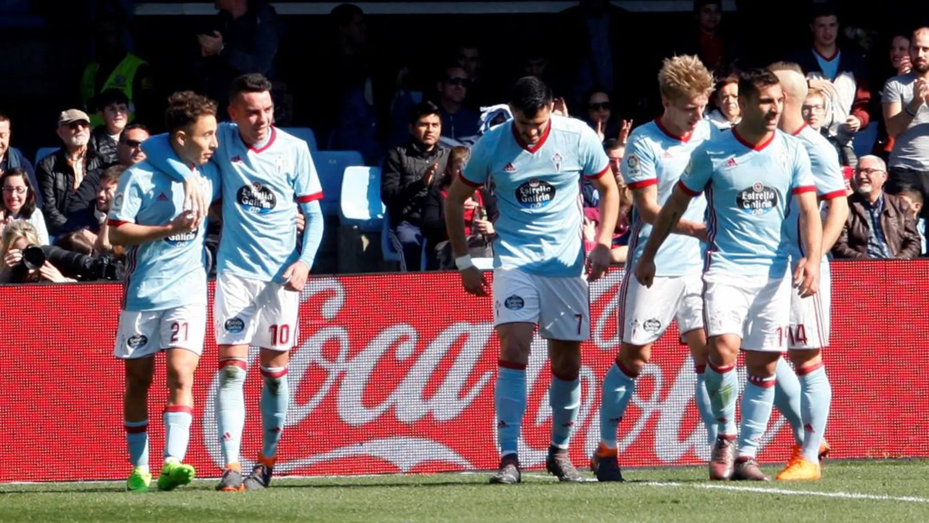El delantero del Celta de Vigo Iago Aspas, celebra su gol con sus compañeros