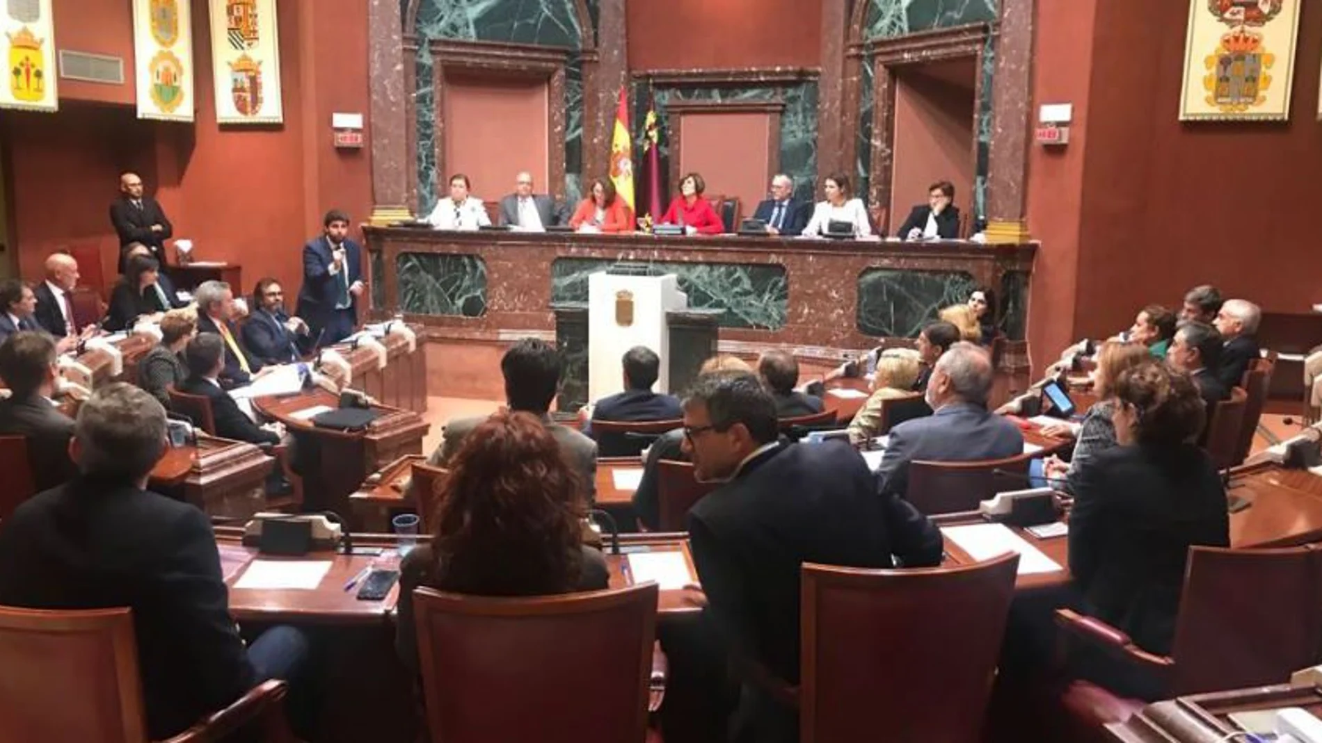 LA RAZÓN. El jefe del Consejo de Gobierno, Fernando López Miras, ayer durante la sesión de control al presidente en la Asamblea Regional