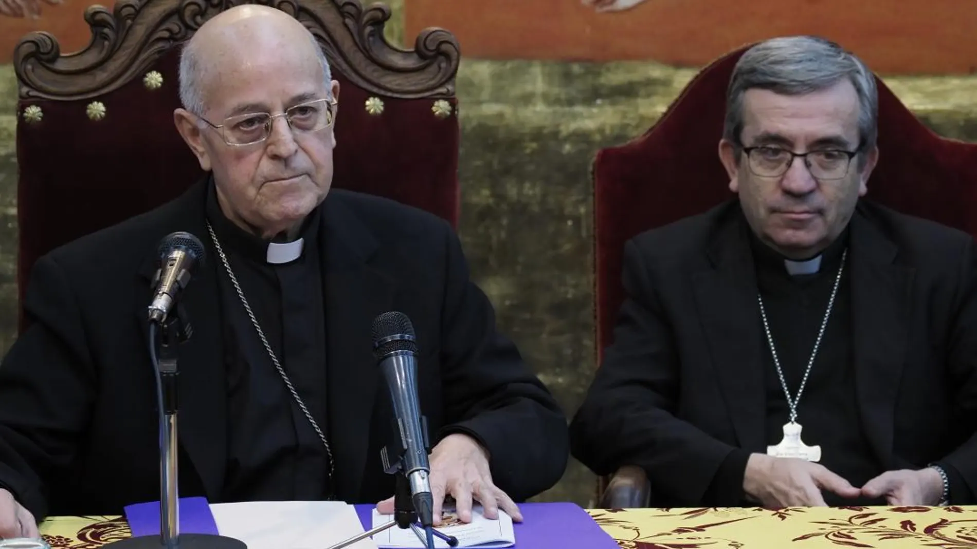 El cardenal arzobispo de Valladolid, Ricardo Blázquez, preside el encuentro, junto con el obispo auxiliar de Valladolid, Luis Argüello,