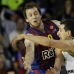 El jugador australiano del FC Barcelona Regal, Joe Ingles (i), y el jugador griego del Panathinaikos, Dimitris Diamantidis (c), en presencia del base del Barça Juan Carlos Navarro (d), disputan un balón durante el primer partido de cuartos de final de la Euroliga