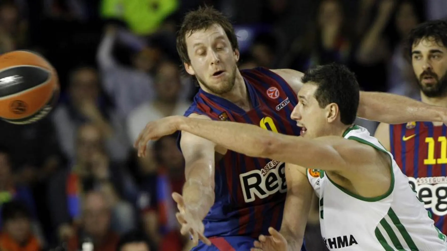 El jugador australiano del FC Barcelona Regal, Joe Ingles (i), y el jugador griego del Panathinaikos, Dimitris Diamantidis (c), en presencia del base del Barça Juan Carlos Navarro (d), disputan un balón durante el primer partido de cuartos de final de la Euroliga