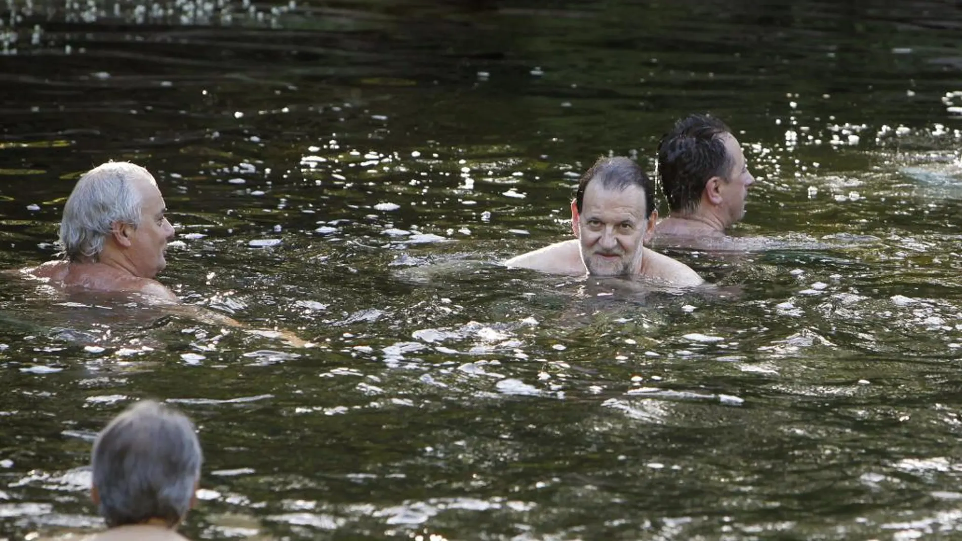 El presidente del Gobierno, Mariano Rajoy, durante un baño con unos amigos en las aguas del río Umia, en Meis (Pontevedra)