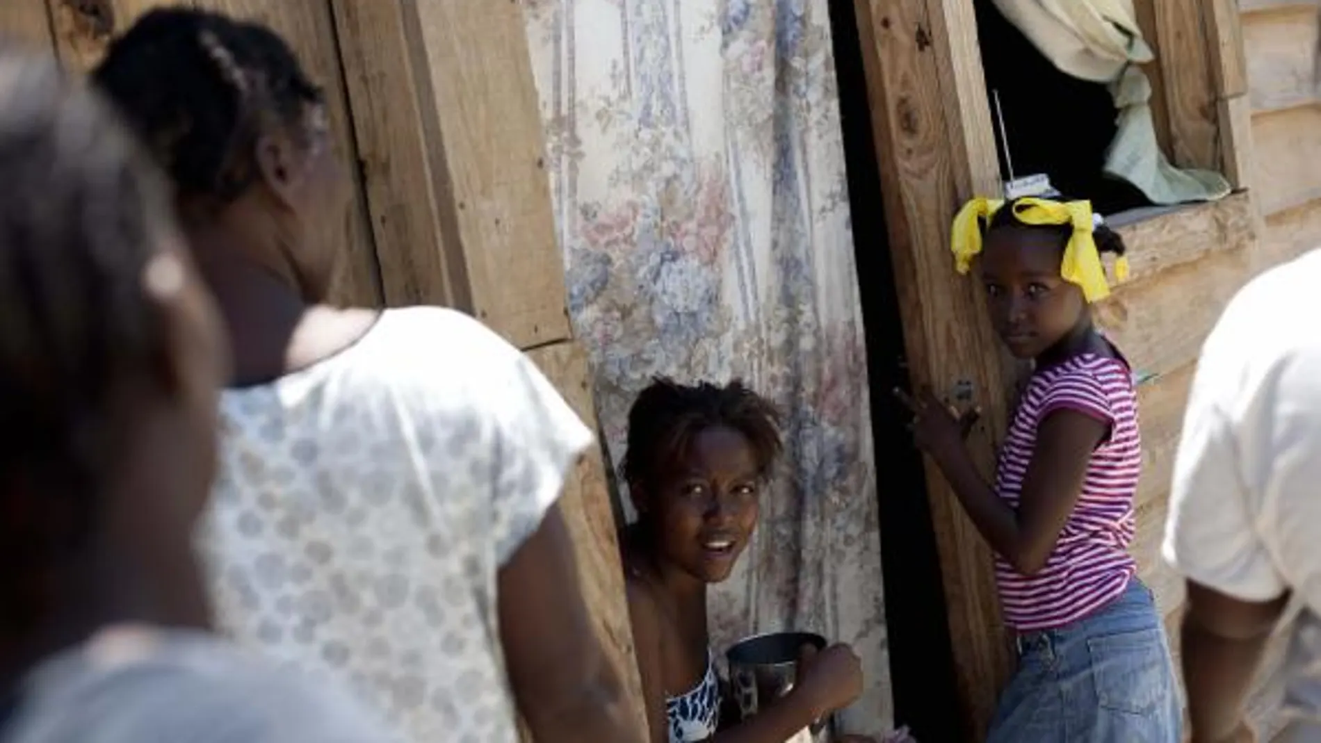 Mujeres a la entrada de una de las casas construidas por la ONG Mensajeros de la Paz en Puerto Prícipe