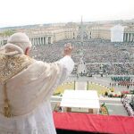 El Papa imparte la bendición «Urbi et Orbi» a los miles de congregados en la plaza de San Pedro del Vaticano