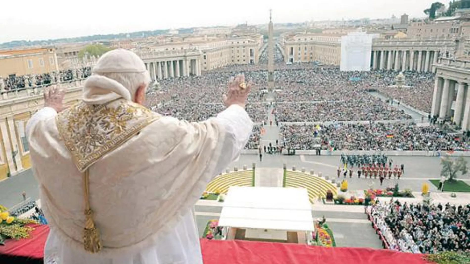 El Papa imparte la bendición «Urbi et Orbi» a los miles de congregados en la plaza de San Pedro del Vaticano
