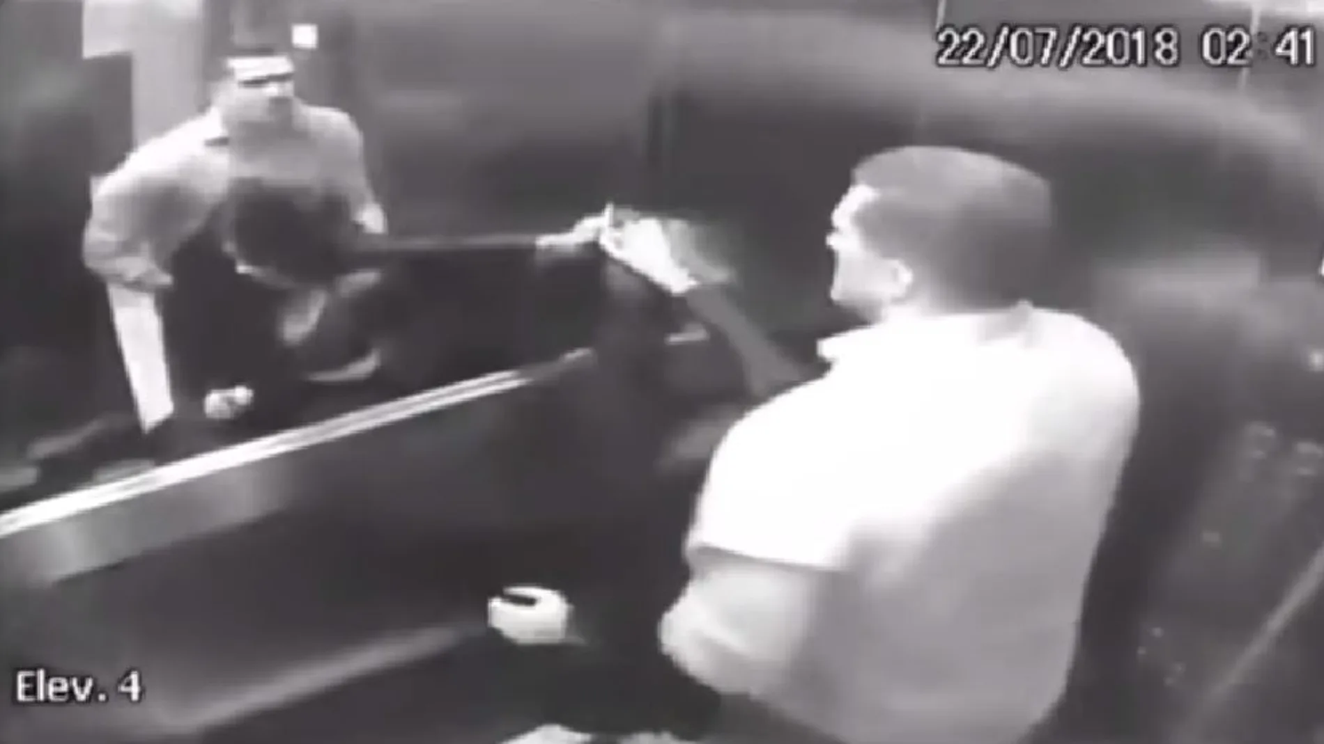 Captura del vídeo en el que se ve la dura agresión a una abogada brasileña