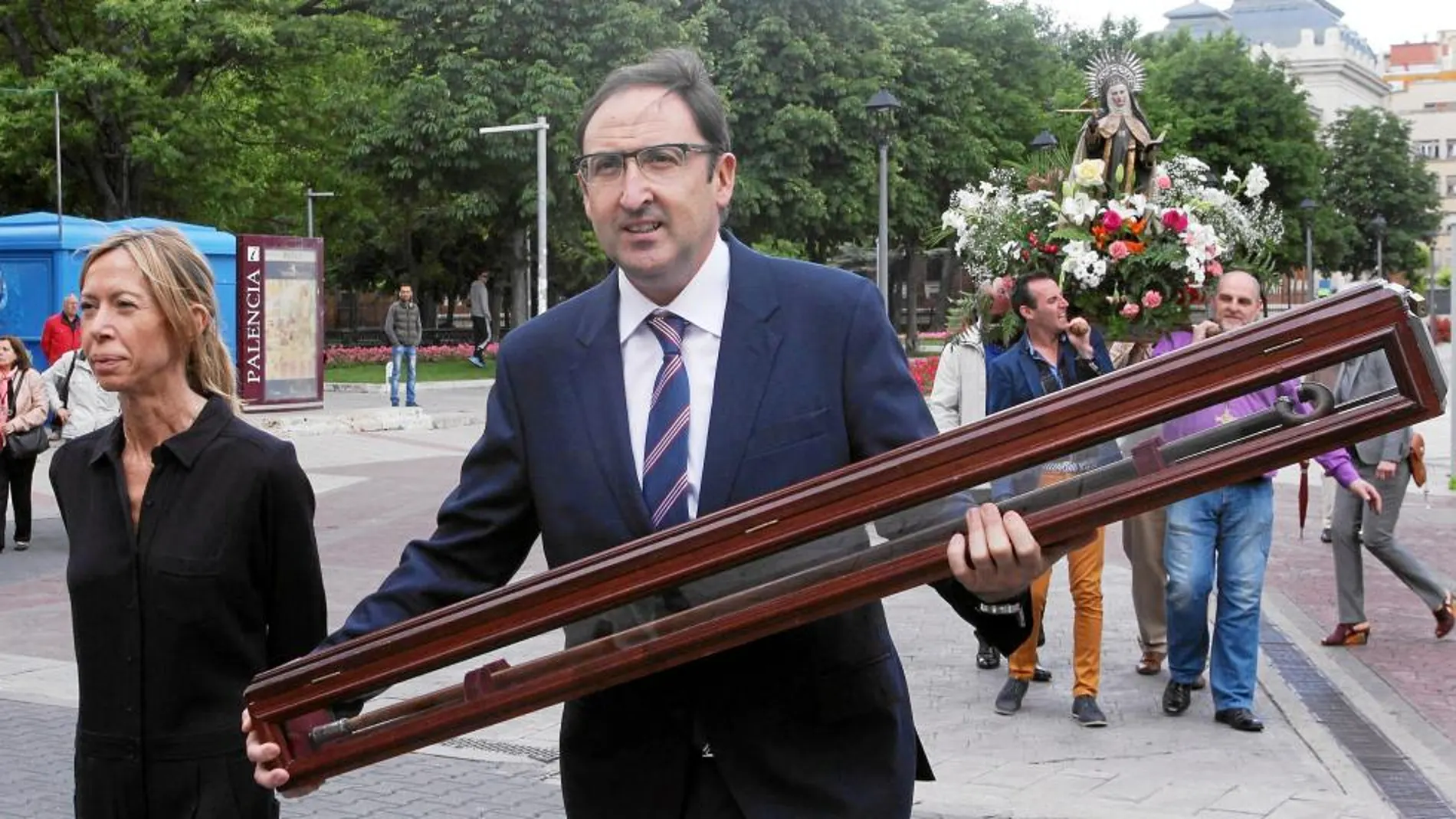 El alcalde de Palencia, Alfonso Polanco, con el bastón de Santa Teresa en sus manos y acompañado por la concejal Carmen Fernández