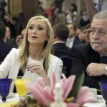 La presidenta de la Comunidad de Madrid, Cristina Cifuentes, y el secretario de Estado de Administraciones Públicas, Antonio Beteta, durante el desayuno informativo protagonizado por Manuela Carmena.