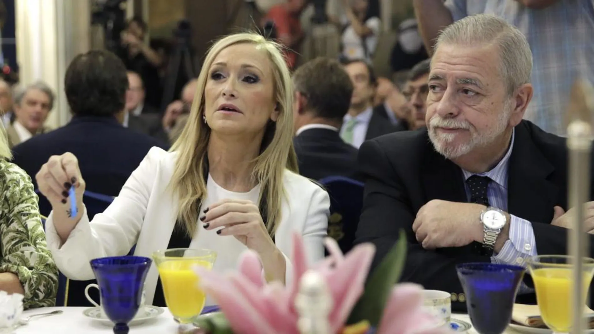 La presidenta de la Comunidad de Madrid, Cristina Cifuentes, y el secretario de Estado de Administraciones Públicas, Antonio Beteta, durante el desayuno informativo protagonizado por Manuela Carmena.